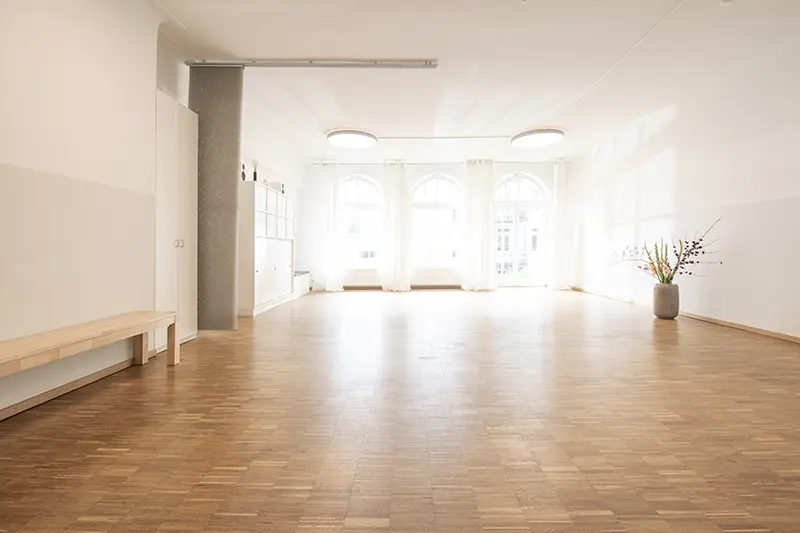 Leeres Studio mit Fensterfront